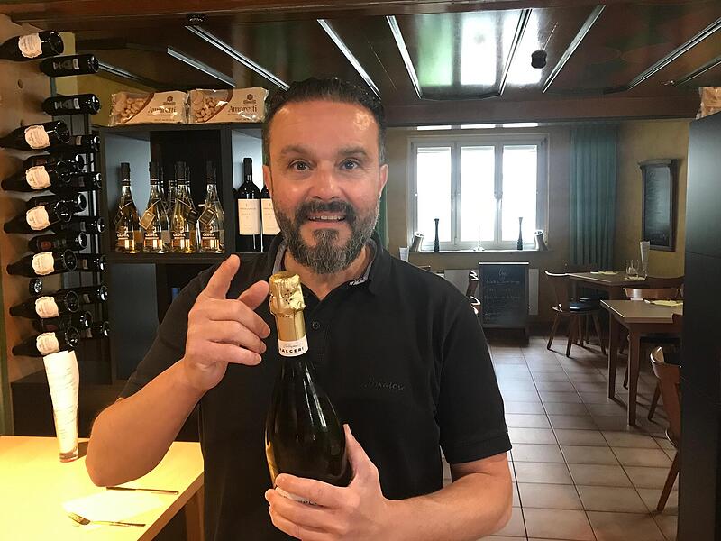 Patrizio Giuliano verrät, welche Spezialitäten es in Italien zu Weihnachten gibt. Beim Schaumwein gilt ihm der Flaschenverschluss als Qualitätskriterium. Patrizio Giuliano verrät, welche Spezialitäten es in Italien zu Weihnachten gibt. Beim Schaumwein gilt ihm der Flaschenverschluss als Qualitätskriterium.