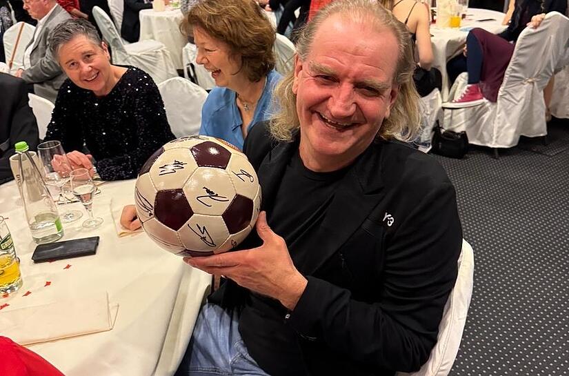 Jürgen Rattmann freut sich über seinen Ball, den er auf dem Ball in Herzogenaurach ersteigern konnte.