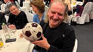 Jürgen Rattmann freut sich über seinen Ball, den er auf dem Ball in Herzogenaurach ersteigern konnte.