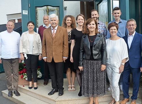 90. Geburtstag feierte Rudolf Rahmling (vorne, Dritter von links) im Familienkreis. Mit im Bild Bürgermeisterin Angela Hofmann (Zweite von links)