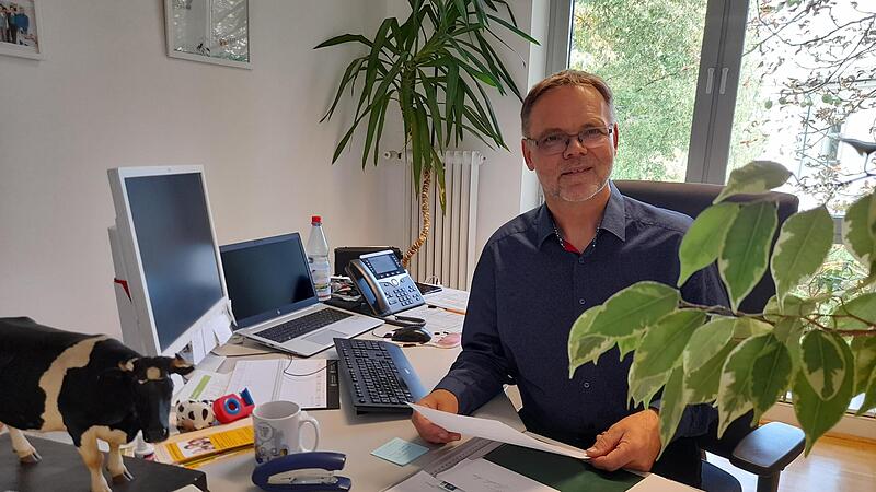 Der neue Beh&ouml;rdenchef: Konrad Schrottenloher hat seinen Arbeitsplatz im Bamberger Landwirtschaftsamt mit Kuh und viel Gr&uuml;n dekoriert.