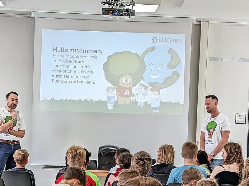 Das Lucart Team hat aufmerksame Zuhörer Das Lucart Team hat aufmerksame Zuhörer