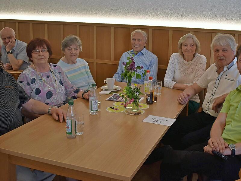 In den Pausen kam Musiker Ronny S&ouml;llner (rechts) immer wieder an die Tische und mit den Besuchern ins Gespr&auml;ch.