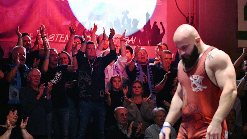 Giorgi Melia und die Lichtenfelser Fans sind bereit f&uuml;r die kommende Saison der Eagles. Gunther Czepera
