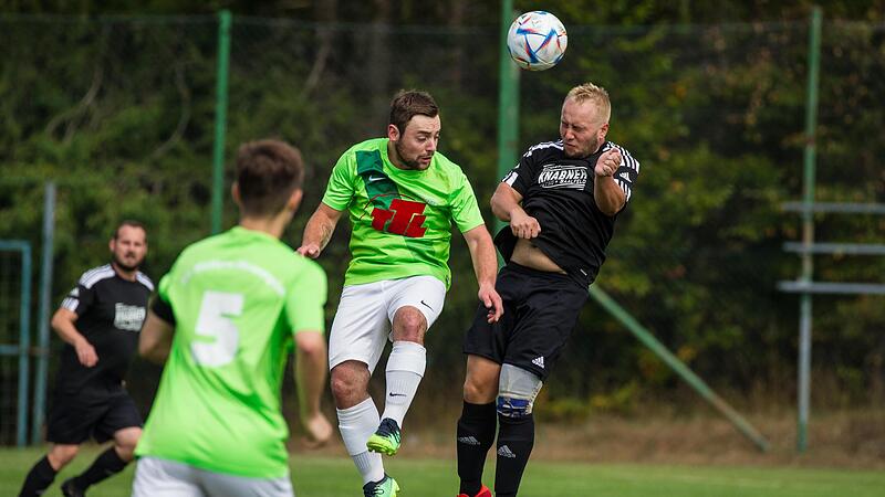 Der Windheimer Sebastian Brand (schwarzes Trikot) kann sich im Kopfballduell gegen den Wolfersgr&uuml;ner Torsch&uuml;tzen Sven Brand durchsetzen.