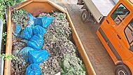 Illegal angelieferter Gr&uuml;nabfall in Kunststoffs&auml;cken verunreinigt den Kompost auf den Friedh&ouml;fen in der Stadt.