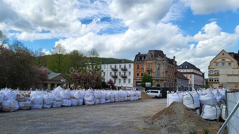 Geräumt ist inzwischen die Tiefgarage auf dem Steigenberger-Areal. Sie war mit Big-Packs beschwert worden, nachdem das Gebäude darüber abgerissen war. Das Gewicht sollte den Auftrieb der Betonwanne im Grundwasser verhindern. Geräumt ist inzwischen die Tiefgarage auf dem Steigenberger-Areal. Sie war mit Big-Packs beschwert worden, nachdem das Gebäude darüber abgerissen war. Das Gewicht sollte den Auftrieb der Betonwanne im Grundwasser verhindern.
