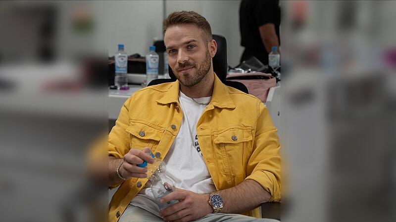 Tobi Schmitt aus Bamberg vor der gro&szlig;en Willkommens-Show von "Make Love, Fake Love"