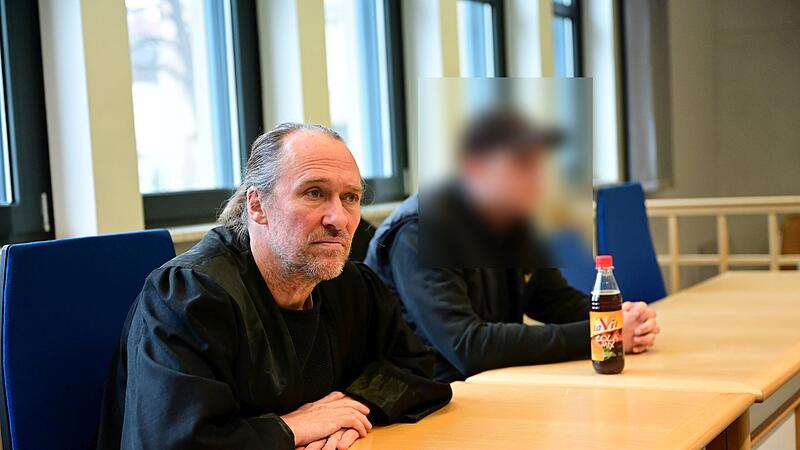 Rechtsanwalt Jan Paulsen aus W&uuml;rzburg und der Angeklagte
