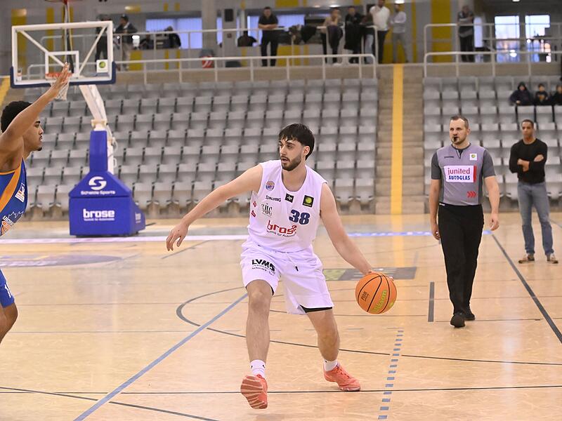 Finn D&ouml;ntgens, hier im Heimspiel gegen Speyer, brachte im dritten Viertel als Einziger mit acht erfolgreichen Freiw&uuml;rfen Z&auml;hlbares aufs Scoreboard des BBC Coburg.