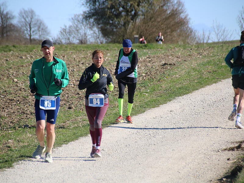 Strahlender Sonnenschein, aber nur niedrige Plusgrade erwartete die L&auml;ufer beim 19. Obermain-Marathon rund um Bad Staffelstein. Die Marathon-Strecke f&uuml;hrte wieder an den beiden Wahrzeichen der Kurstadt, dem Kloster Banz und der Basilika Vierzehnheiligen vorbei.
