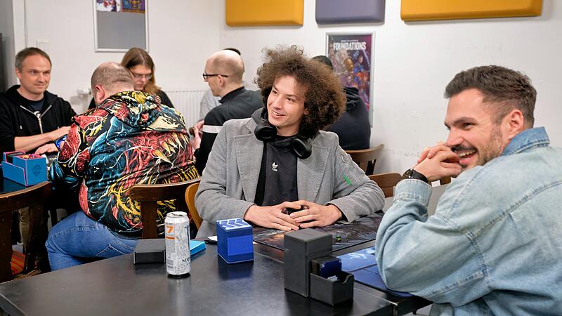 Gemütliche Zockerrunde am Freitagabend in Bamberg: Die Spieler des Vereins Katago in Action