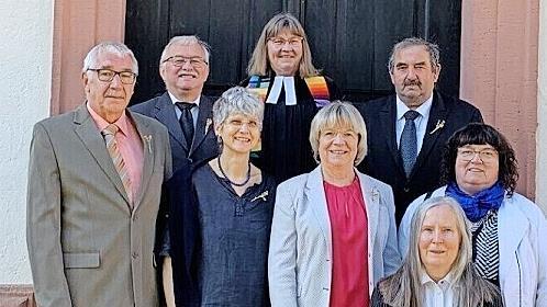Wolfgang Amrhein, Karl Beck, Karlheinz Schmitt (hinten) sowie (vorne) Tina Sch&uuml;&szlig;ler (geb. Amrhein), Elke Schmidt (geb. Maul) und Patricia Ke&szlig;ler (geb. Grahn) feierten ihre goldene Konfirmation. Mit ihnen freute sich Ute Mau&szlig;ner (geb. Gro&szlig;kopf, vor...