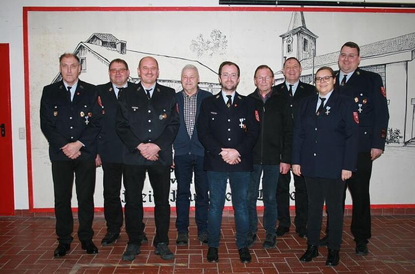Kommandant Daniel Lang (rechts), Vorsitzender Thomas N&uuml;rnberger (von links) und Stellvertreter Egon Gessner mit den geehrten Mitgliedern Mario Gessner, Gerhard Scharf, Simon Manger, Erich K&ouml;th, Matthias N&uuml;rnberger und Alexandra Roth.