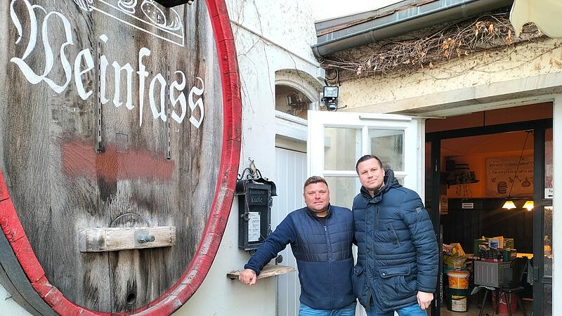 Die Bamberger Gastronomen Michael Schmidtlein (links) und Dominik Wei&szlig; er&ouml;ffnen demn&auml;chst das "Wirtshaus zum Weinfass" neu.