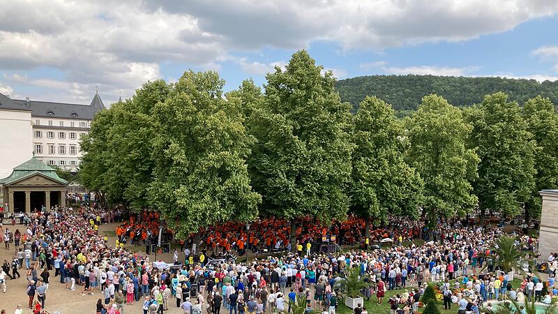 Ein Blick von oben auf den Symphonic Mob 2023.Das war der Bad Kissinger Symphonic Mob 2023 Ein Blick von oben auf den Symphonic Mob 2023.