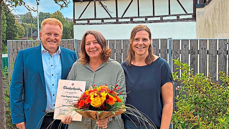 Unser Bild zeigt Bürgermeister Matthias Klement mit Jubilarin Dagmar Hochrein und Romana Müller von der KiTa-Leitung.Markt Maßbach Unser Bild zeigt Bürgermeister Matthias Klement mit Jubilarin Dagmar Hochrein und Romana Müller von der KiTa-Leitung.Markt Maßbach