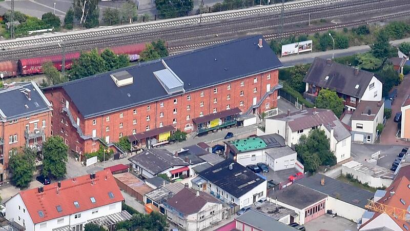 Einst Ulanen-Kaserne, dann Faschingshochburg, bald sollen Wohneinheiten im Backsteinhaus an der Nürnberger Straße errichtet werden. Einst Ulanen-Kaserne, dann Faschingshochburg, bald sollen Wohneinheiten im Backsteinhaus an der Nürnberger Straße errichtet werden. Die Pläne sehen französische Balkone und eine Aufstockung auf fünf Etagen vor.