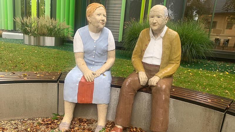 Warten auf bessere Zeiten: Vor dem Firmensitz der Haba-Familygroup in Bad Rodach (Landkreis Coburg) sitzen diese zwei Figuren auf einer Bank. Warten auf bessere Zeiten: Vor dem Firmensitz der Haba-Familygroup in Bad Rodach (Landkreis Coburg) sitzen diese zwei Figuren auf einer Bank.
