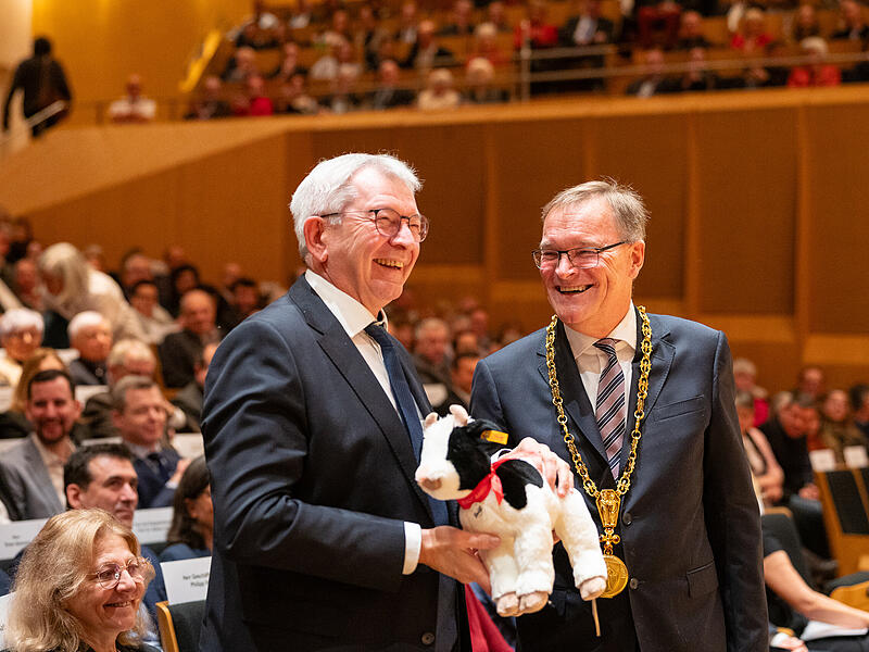 Neujahrsempfang der Stadt Bamberg 2024Neujahrsempfang der Stadt Bamberg 2024 Oberbürgermeister Andreas Starke (SPD, rechts) schenkte Landrat Johann Kalb (CSU) zu dessen 64. Geburtstag ein Stoff-Kalb als Anspielung auf den möglicherweise entstehenden Zweckverband zur gemeinsamen Trägerschaft des Schlachthofs Bamberg.