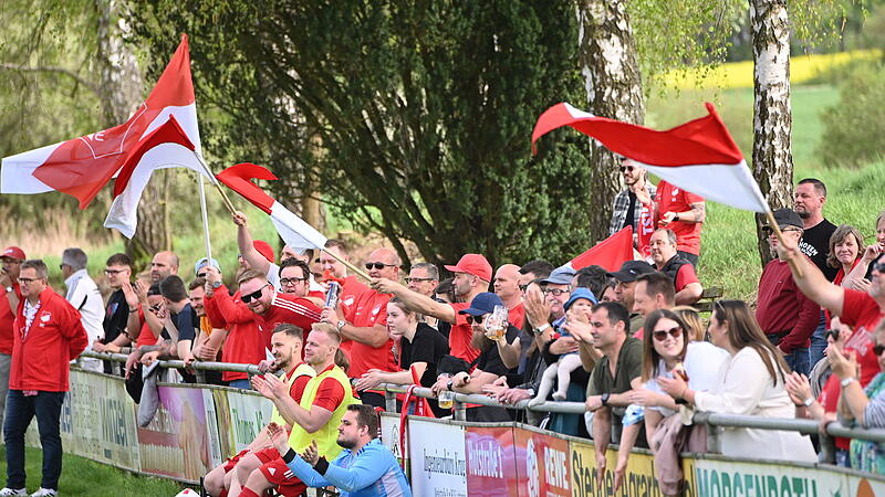 Die Bank und die Fans des TSV Obersiemau feuern ihre Mannschaft an.