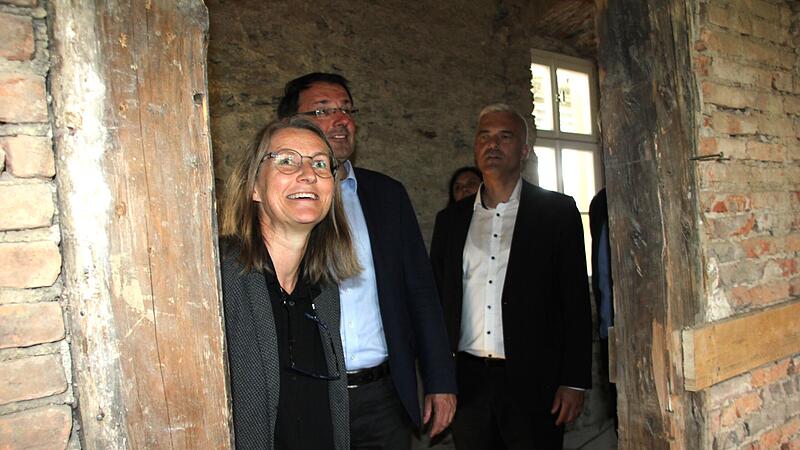 Projektleiterin Caroline Löffler, Staatssekretär Martin Schöffel und Bürgermeister Timo Ehrhardt bei der Besichtigung. Projektleiterin Caroline Löffler, Staatssekretär Martin Schöffel und Bürgermeister Timo Ehrhardt bei der Besichtigung.