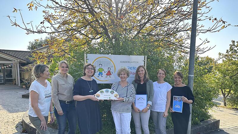Auszeichnung für den Oberleichtersbacher Kindergarten: (von links) Thekla Heinz (Erzieherin), Jasmin Schmidt (Biosphärenreservat Rhön), Julia Rösch (Biosphärenreservat Rhön), Claudia Straub (KiTa-Leitung), Karina Kirchner (1. Vorsitzende des Träge...