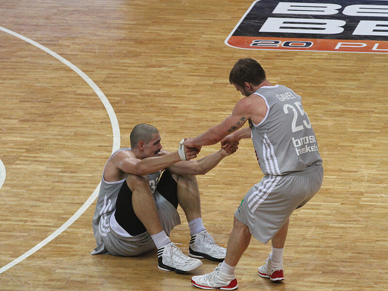 Gewannen 2013 gemeinsam die deutsche Meisterschaft mit Bamberg: Maik Zirbes (links) und Anton Gavel. Fünf Jahre später gewannen sie zusammen die Meisterschaft und den Pokal im Bayern-Trikot.