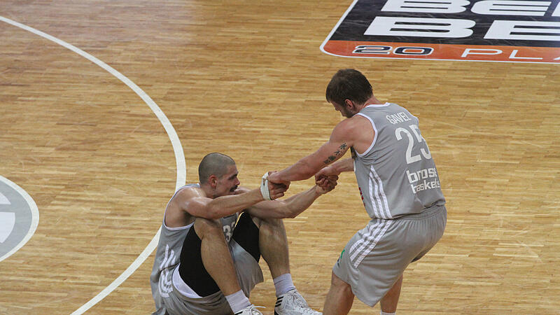 Gewannen 2013 gemeinsam die deutsche Meisterschaft mit Bamberg: Maik Zirbes (links) und Anton Gavel. F&uuml;nf Jahre sp&auml;ter gewannen sie zusammen die Meisterschaft und den Pokal im Bayern-Trikot.