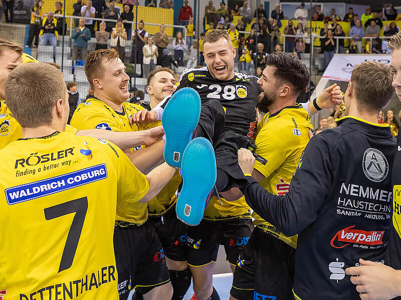Die Spieler des HSC Coburg lassen Torwart Fabian Apfel nach dessen Last-Minute-Parade hochleben.
