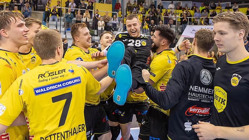 Die Spieler des HSC Coburg lassen Torwart Fabian Apfel nach dessen Last-Minute-Parade hochleben.