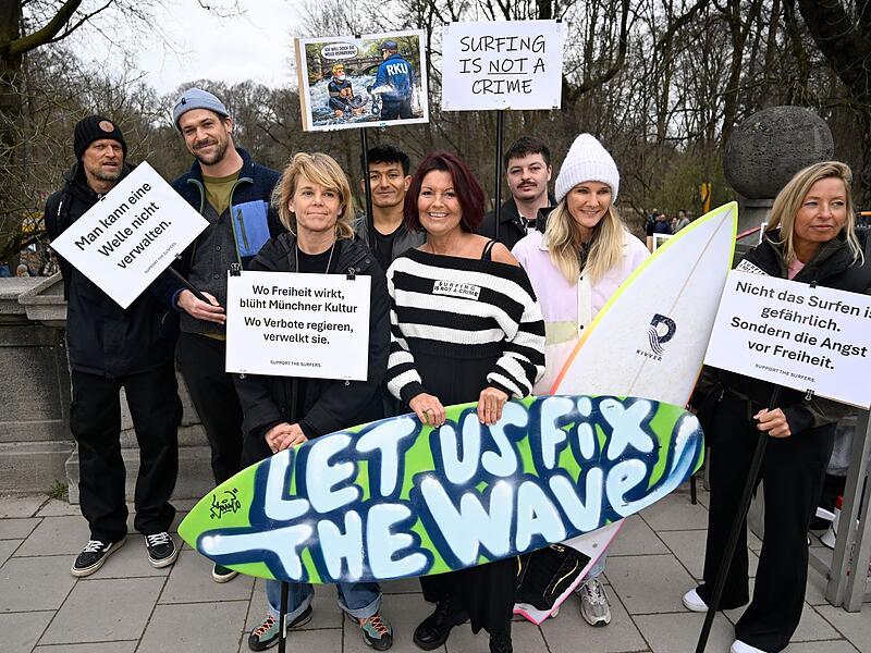 Demonstration gegen das Surfverbot an der Eisbachwelle