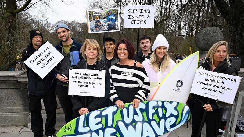 Demonstration gegen das Surfverbot an der Eisbachwelle