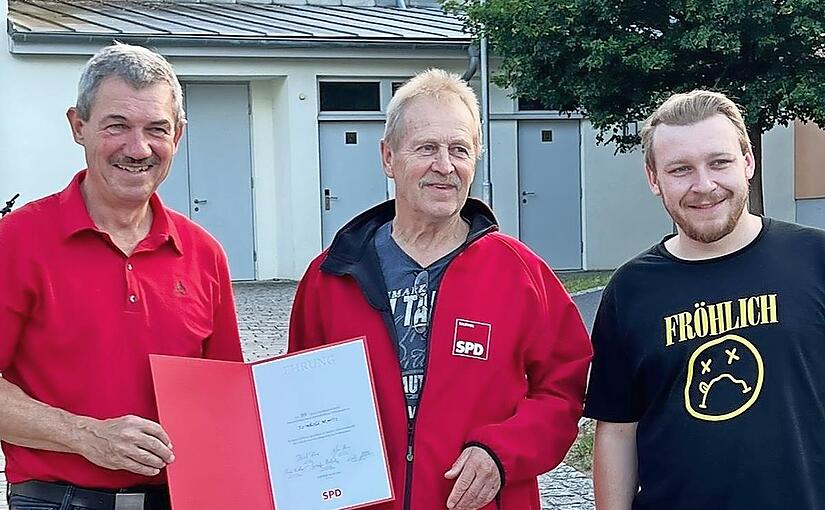 Das Bild zeigt (von links): Vorsitzenden Ludwig Edelmann, den Jubilar Reinhold Moritz sowie zweiten Vorsitzenden Noah Fröhlich. Das Bild zeigt (von links): Vorsitzenden Ludwig Edelmann, den Jubilar Reinhold Moritz sowie zweiten Vorsitzenden Noah Fröhlich.