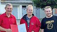 Das Bild zeigt (von links): Vorsitzenden Ludwig Edelmann, den Jubilar Reinhold Moritz sowie zweiten Vorsitzenden Noah Fr&ouml;hlich.