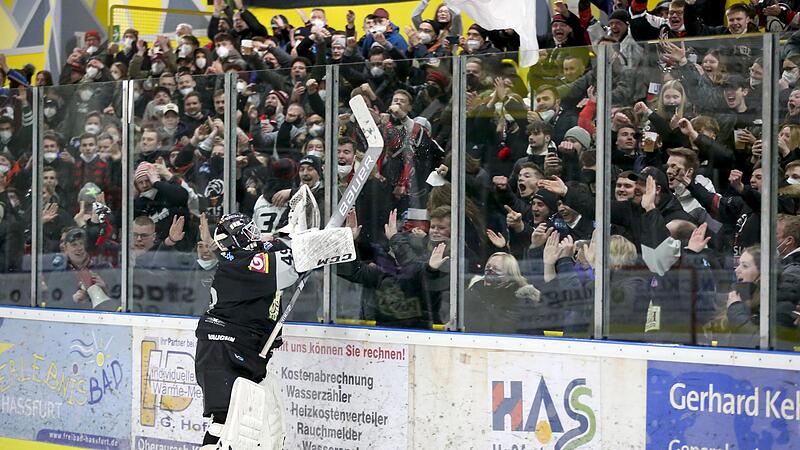 ESC-Torwart Nicolas Hetzel, der mit seiner Leistung zum Sieg gegen den SC  Reichersbeuern beitrug, feiert nach der Schlusssirene vor den begeistern Fans der Ha&szlig;furter Hawks.