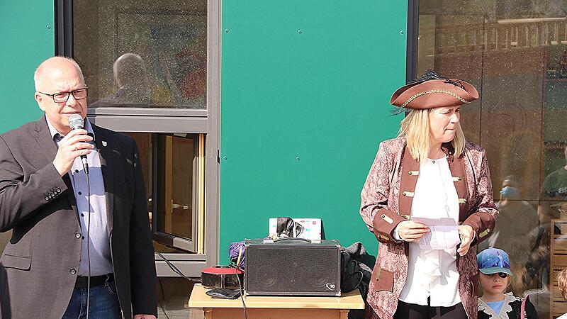 Dass das Piratenschiff keinen Mastbruch erleiden möge, hoffte 3. Bürgermeister Thomas Limpert bei der Einweihung.