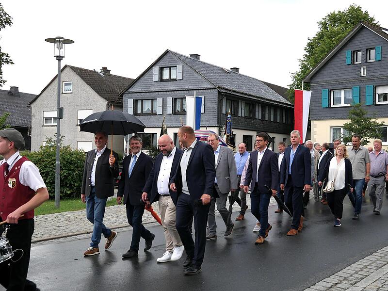 Landrat Klaus Löffler, Bürgermeister Gerhard Wunder, Jonas Geissler MdB und Jürgen Baumgärtner MdL (v.li) beim Festzug durch Birnbaum