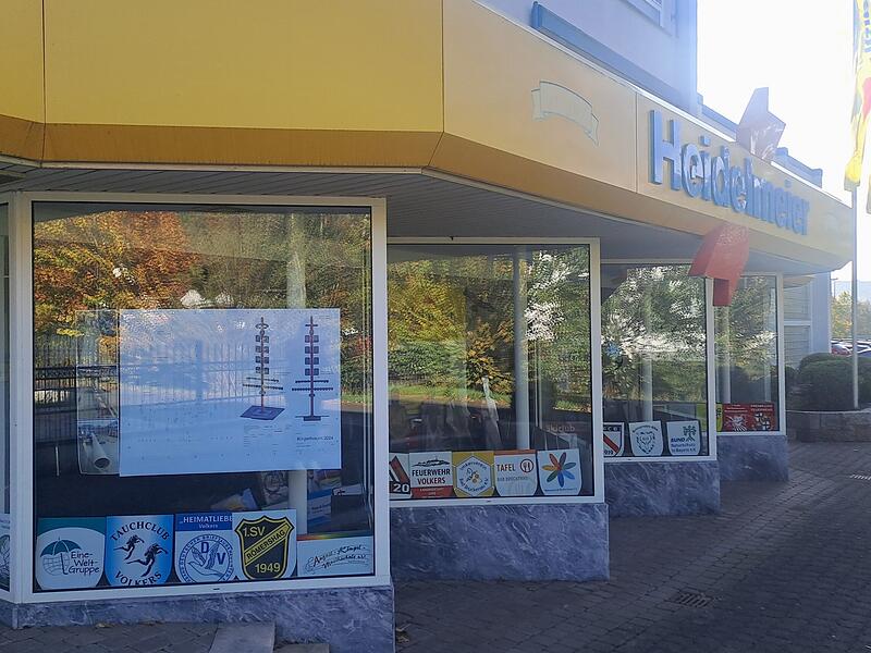 Die Vereinswappen f&uuml;r den B&uuml;rgerbaum sind im Schaufenster der Firma Heidelmeier in Bad Br&uuml;ckenau ausgestellt. Kommt eine weitere Zusammenarbeit zwischen Stadt und B&uuml;rgerverein &uuml;berhaupt noch in Frage?