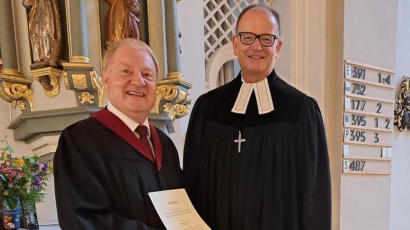 Hermann Wei&szlig; (links) erhielt die Ernennungsurkunde von Dekan Friedrich Hohenberger.