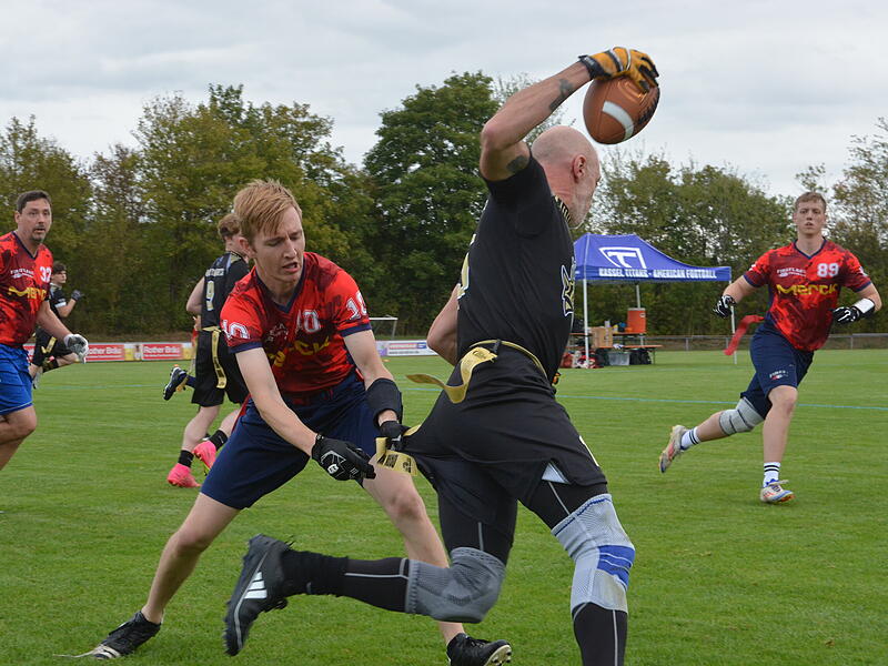 Statt zu tackeln werden beim Flagfootball Bänder des Gegners vom Gürtel abgezogen.
