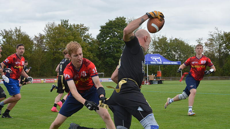 Statt zu tackeln werden beim Flagfootball Bänder des Gegners vom Gürtel abgezogen.