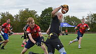 Statt zu tackeln werden beim Flagfootball Bänder des Gegners vom Gürtel abgezogen.