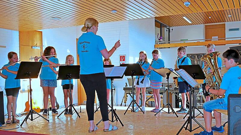 Auch die Mitglieder der Bläserklasse zeigten, was sie schon alles draufhaben.Susanne Deuerling Auch die Mitglieder der Bläserklasse zeigten, was sie schon alles draufhaben.Susanne Deuerling