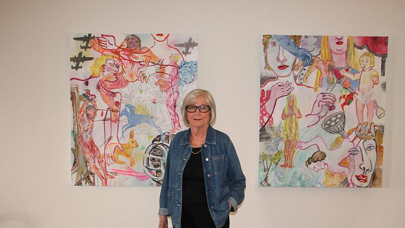Linde Unrein vor ihren Werken in den Galerier&auml;umen des Deutschordensschloss in M&uuml;nnerstadt bei der Ausstellung der Museumsfreunde.