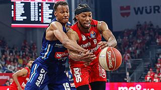 Der Berliner Louis Olinde (links) und Brose-Center Akil Mitchell kämpfen um den Ball.