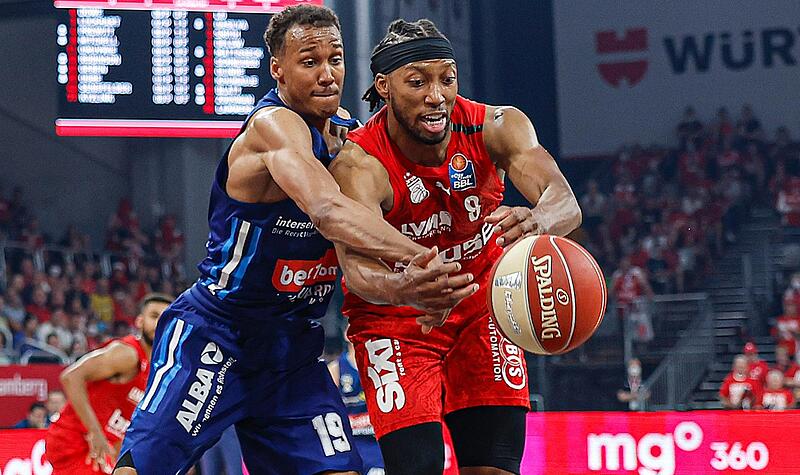 Der Berliner Louis Olinde (links) und Brose-Center Akil Mitchell k&auml;mpfen um den Ball.