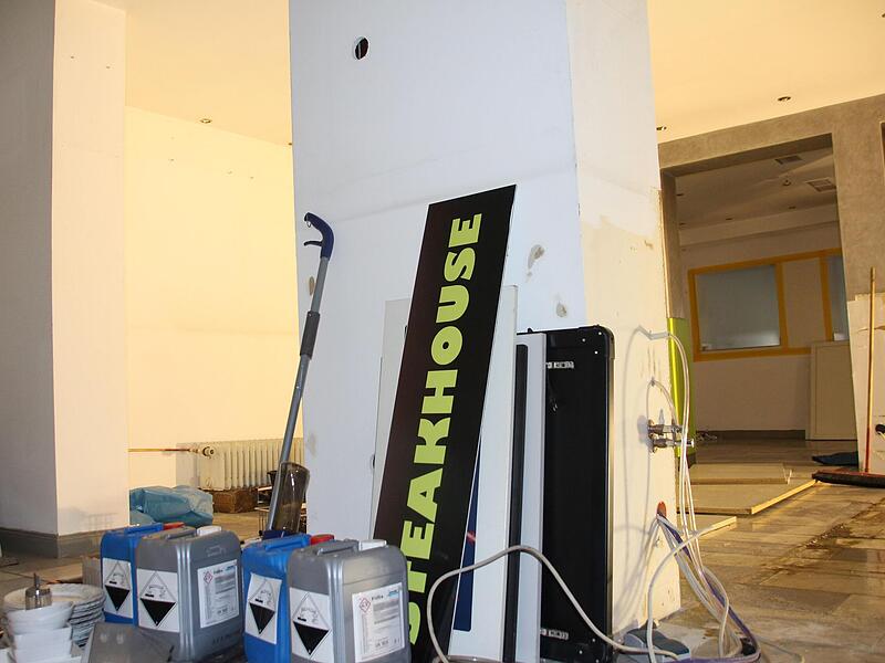 Nach dem Feuer in Coburg: Hier befand sich die Hotelbar vom „Goldenen Anker“. Nachdem sie komplett herausgerissen wurde, lehnt nun ein Schild des hoteleigenen Steakhauses an der Wand. Nach dem Feuer in Coburg: Hier befand sich die Hotelbar vom „Goldenen Anker“. Nachdem sie komplett herausgerissen wurde, lehnt nun ein Schild des hoteleigenen Steakhauses an der Wand.