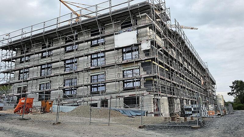 Imposant wirkt der voll einger&uuml;stete Neubau der Diakonie Bamberg-Forchheim im Neubaugebiet &bdquo;Mannlehn&ldquo;, so dass er auch von der Coburger Stra&szlig;e aus ins Auge f&auml;llt; hier die Ansicht aus &ouml;stlicher Richtung: