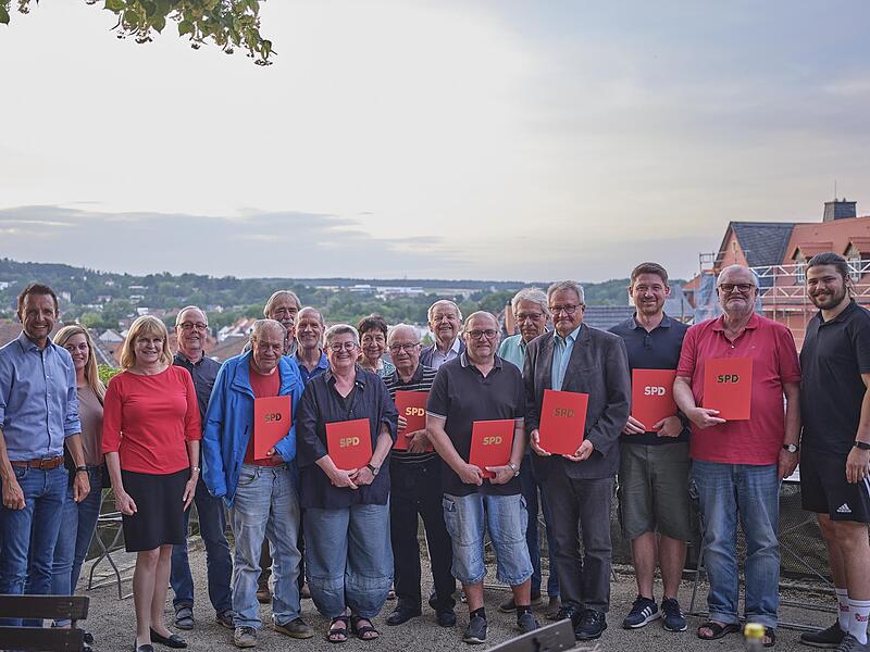 Über den Dächern der Stadt ehrt Ortsvereinsvorsitzender Arnt Schille treue SPD-Mitglieder. Von links: Sven Eisele, Bürgermeister Andreas Hügerich, Ina Dorsch, Landtagskandidatin Sabine Groß, Thomas Kandler, Peter Dietz, Karl- Heinz Rebhan, Landrat...